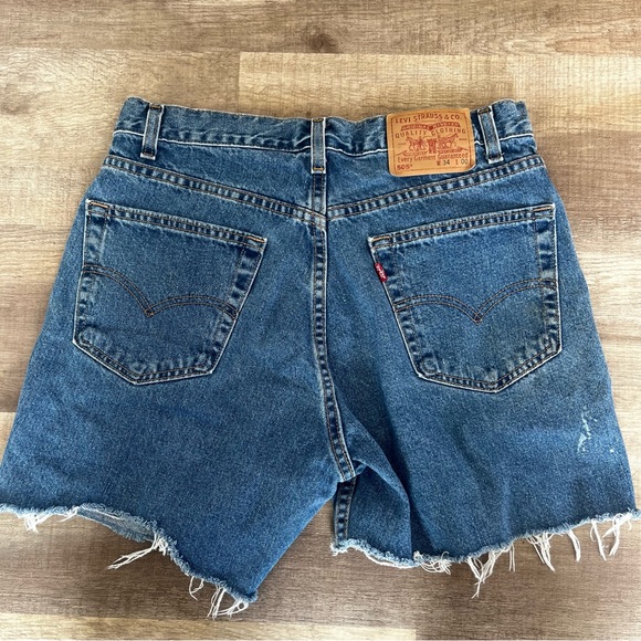 Vintage Levi’s Medium Wash 505 Distressed Shorts - Picture 2 of 5